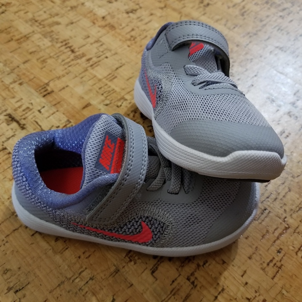 Nike toddler shoes like new 7 gray and orange